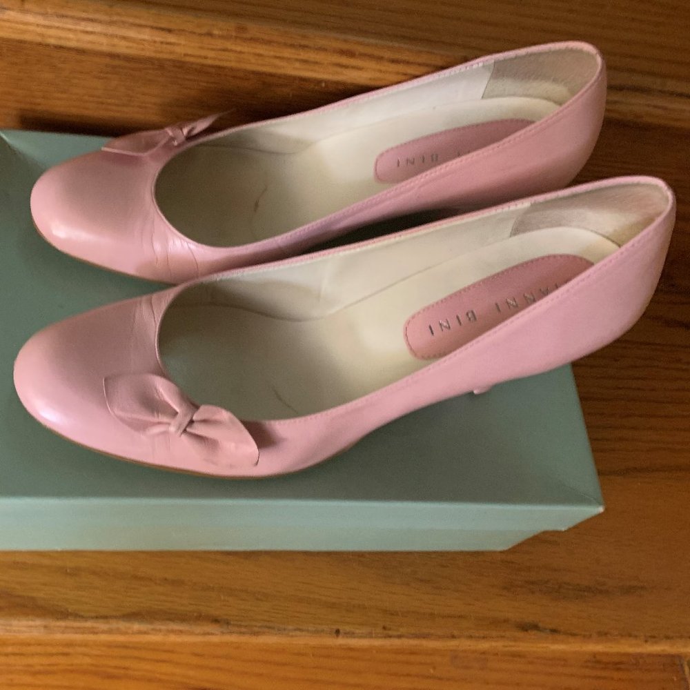 Barbiecore! Dusty Pink "EMBRACE" Pumps by Gianni Bini - Round Toe with Side Bows